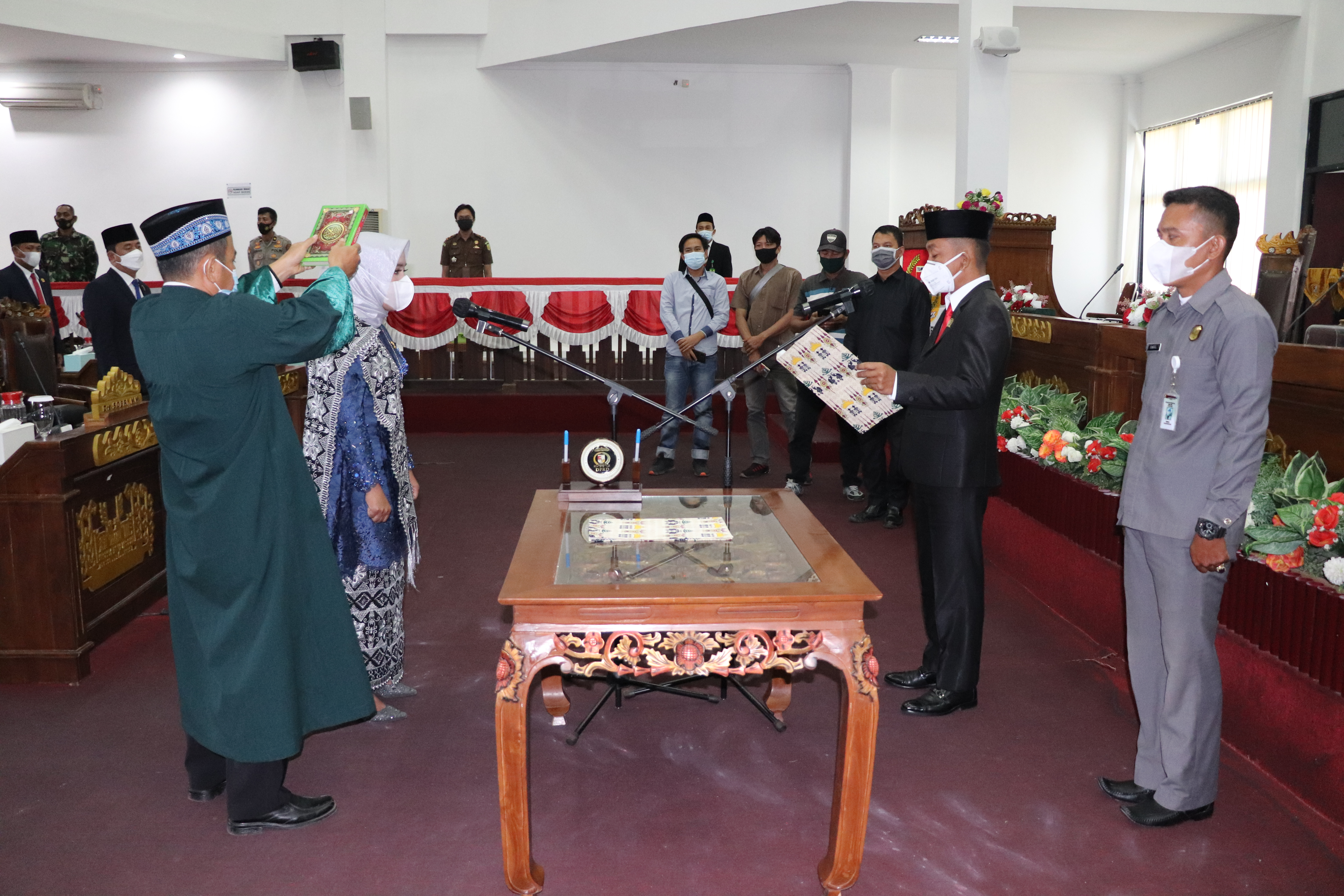 Risalah Paripurna Dewan Perwakilan Rakyat Daerah Kabupaten Tulang Bawang Barat Tentang Pengucapan Sumpah/Janji Anggota DPRD Pengganti Antar Waktu (PAW) Atas Nama Sdr.Novi Linda Menggantikan S