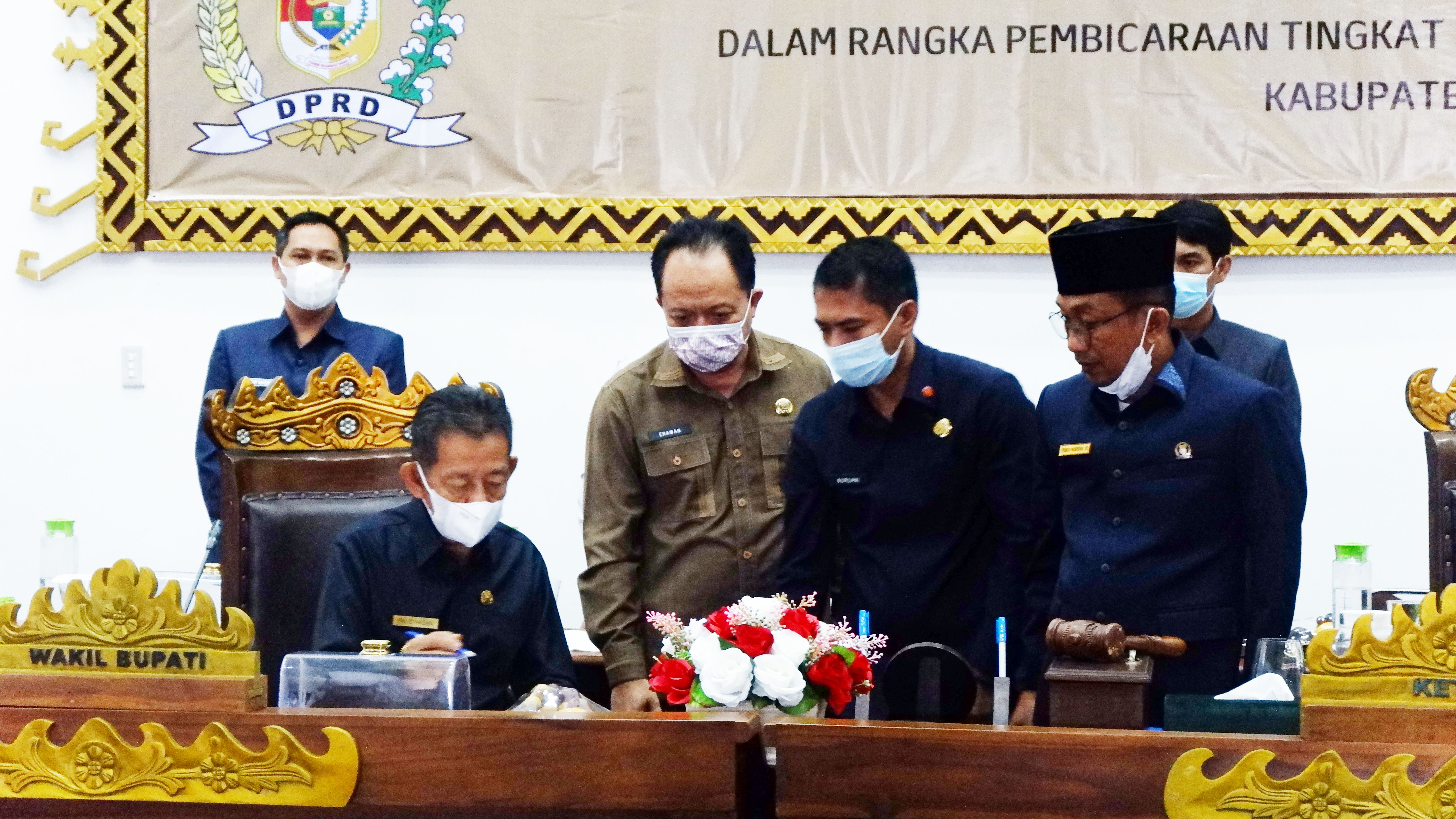 Rapat Paripurna DPRD Pembicaraan Tingkat II Atas 5 (Lima) Raperda Kabupaten Tulang Bawang Barat