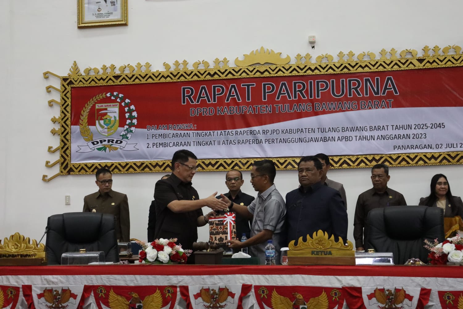 Risalah Rapat Paripurna DPRD Kab.Tulang Bawang Barat.Tentang Tentang  Pembicaraan Tingkat I Atas Raperda RPJPD Tahun 2025-2045 Dan Tingkat II  Atas  Raperda Pertanggungjawaban  APBD Tahun Ang